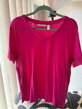 Isaac Mizrahi Women's Bright Fuchsia V-Neck Short Sleeve Tee with Crochet Insets